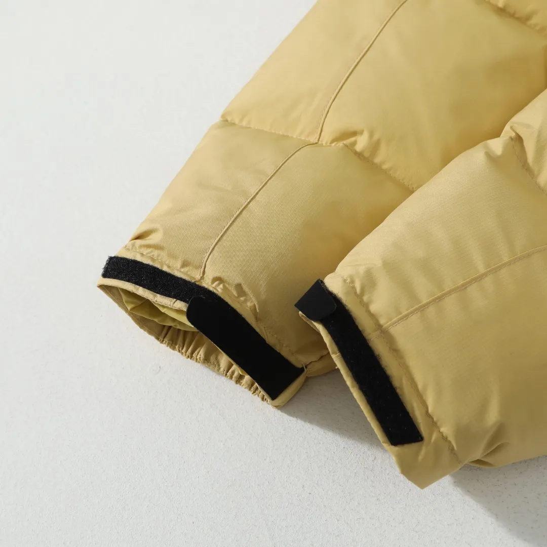 P660 #R54 Ralph Lauren/Ralph Lauren hooded down jacket (top quality, feel free to compare), using imported Barudan embroidery machine, carefully crafted with thousands of needles electric embroidery technology. Imported No. 7 needles and special embroidery thread ensure that every letter of the polo logo is full, three-dimensional and clear, creating the "most expensive embroidery logo" that can be called a work of art. Top-notch velvet core, luxurious warmth. Filled with national standard 80% high-quality white duck down, bringing excellent thermal insulation performance. At the same time, it is lightweight and can quickly regain its fluffiness after compression, bringing you a warm embrace without burden and resisting the harsh winter. Technical fabrics, no fear of wind and snow •Long-lasting fluffy and shape-retaining: High-quality filling ensures that the down jacket is not easy to stiffen and keeps you warm for a long time. •Strict anti-velvet technology: Using 400T gall fabric with pinhole retraction technology, it fundamentally eliminates the phenomenon of velvet leakage and makes wearing more secure. •All-round protective experience: Windproof and waterproof matte fabric, combined with an adjustable hem with a built-in drawstring buckle, can effectively lock in temperature and cold, and cope with changeable weather. Perfect details, creating a classic •Original electroplated YK zipper, smooth and durable, with brand texture highlighted in every detail. •Detachable hood design, one garment can be worn multiple times to meet different occasions and outfit needs. •Original hangtag and washed label, quality guaranteed. Five colors come together for couples to enjoy together: black is cool, beige is gentle, navy is calm, khaki is retro, and green is fresh. Available in five colors, the same style for men and women, it can be worn perfectly as a couple's outfit or a personalized item, becoming an indispensable fashion equipment on the streets in winter. Color: black, khaki, navy blue, army green, beige Size: S M L 66 67